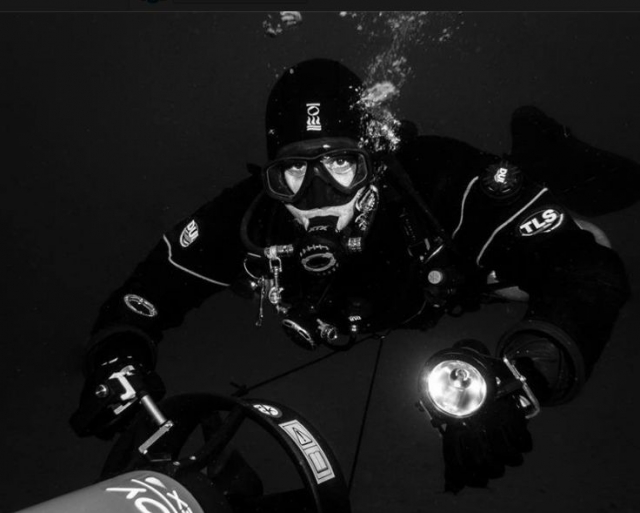  Ein Taucher im Meer mit seiner Sauerstoffflasche 